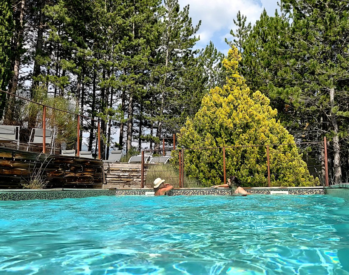 Hébergement insolite en Provence-Alpes-Côte dAzur avec piscine entourée de verdure.