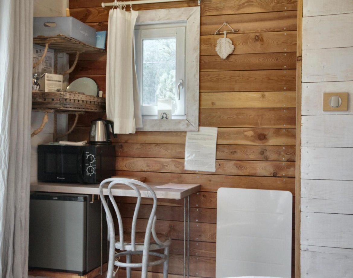 Hébergement insolite en bois avec kitchenette et décor chaleureux en Provence-Alpes-Côte dAzur.