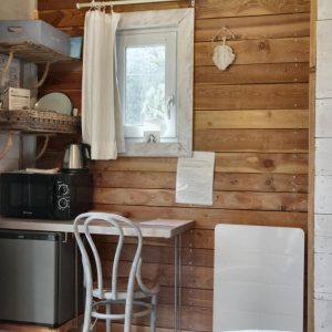 Hébergement insolite en bois avec kitchenette et décor chaleureux en Provence-Alpes-Côte dAzur.