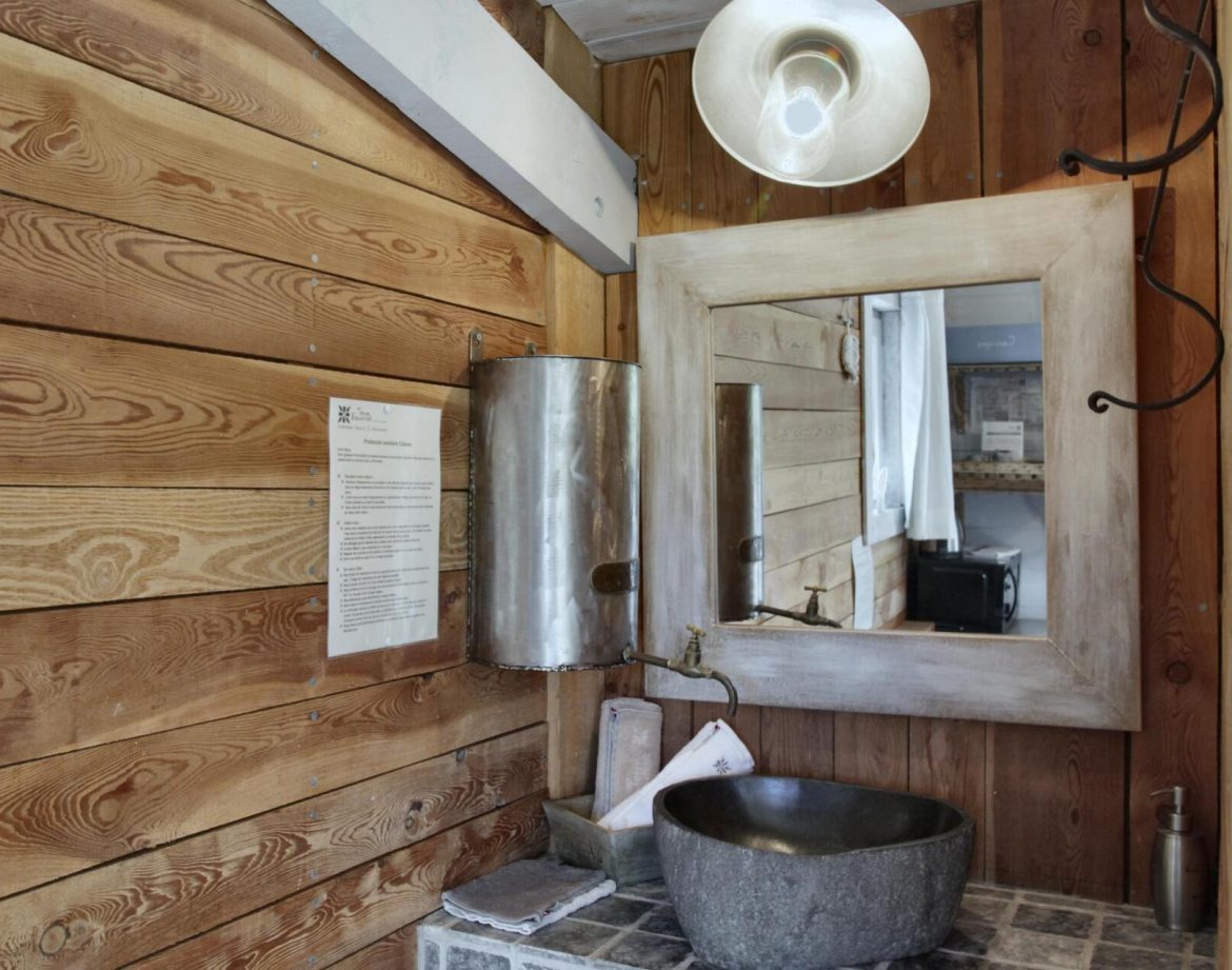 Salle de bain en bois dans un hébergement insolite en Provence-Alpes-Côte dAzur.