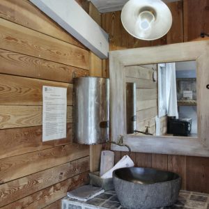 Salle de bain en bois dans un hébergement insolite en Provence-Alpes-Côte dAzur.