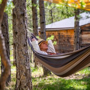 Hébergement insolite en hamac, au cœur dune forêt en Provence-Alpes-Côte dAzur.