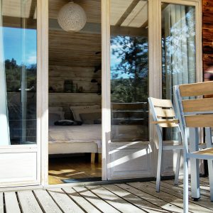 Cabane en bois avec terrasse, baignée de lumière naturelle à Provence-Alpes-Côte dAzur.