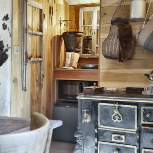 Hébergement insolite en bois avec cuisine vintage et décoration rustique.