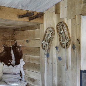 Hébergement insolite en bois avec décoration rustique et ambiance chaleureuse.