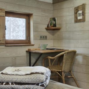 Hébergement insolite en bois dans les Alpes, avec un bureau et des serviettes empilées.