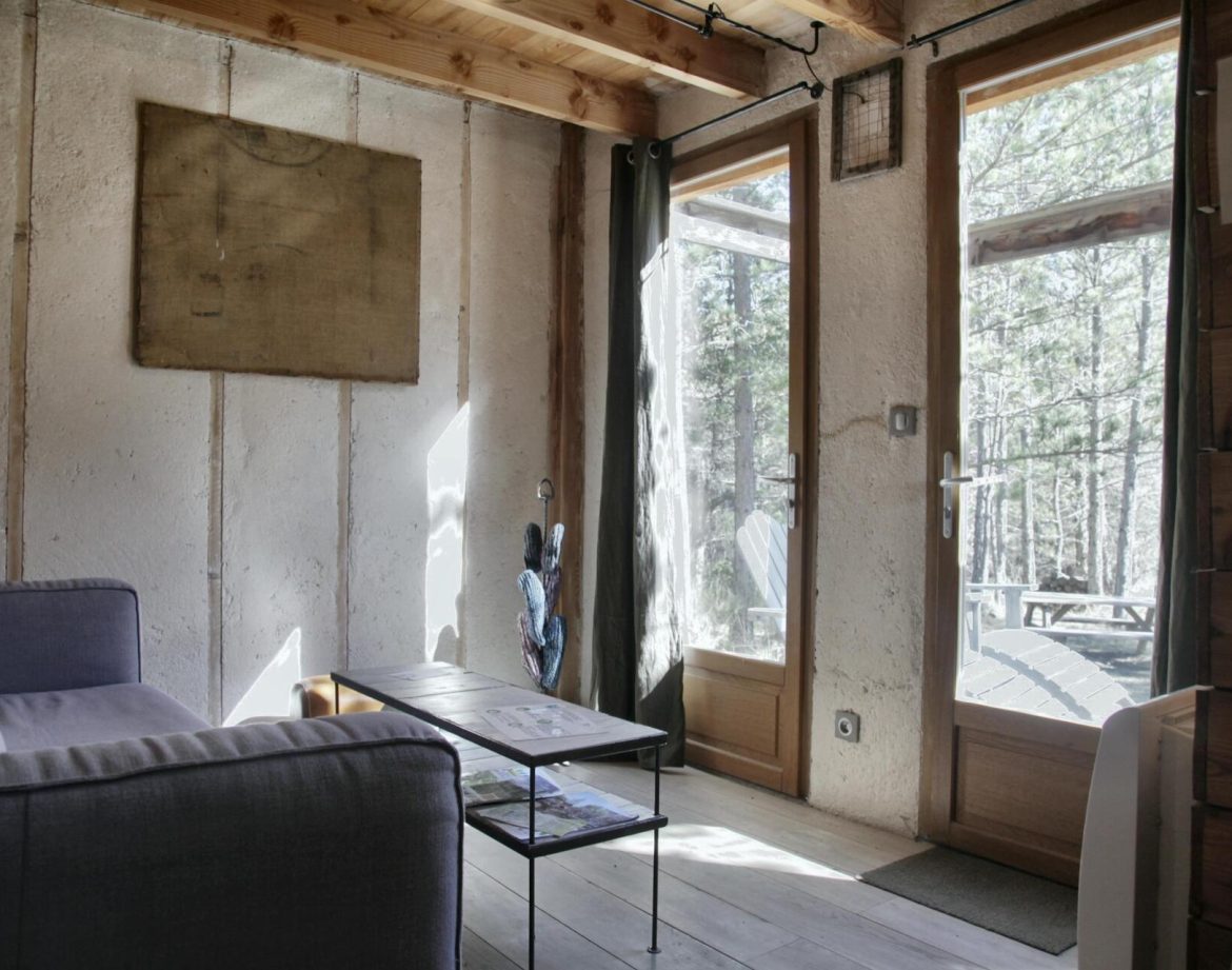 Hébergement insolite en Provence-Alpes-Côte dAzur, intérieur lumineux avec canapé et vue sur la