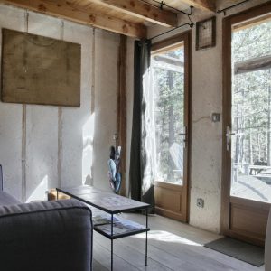 Hébergement insolite en Provence-Alpes-Côte dAzur, intérieur lumineux avec canapé et vue sur la