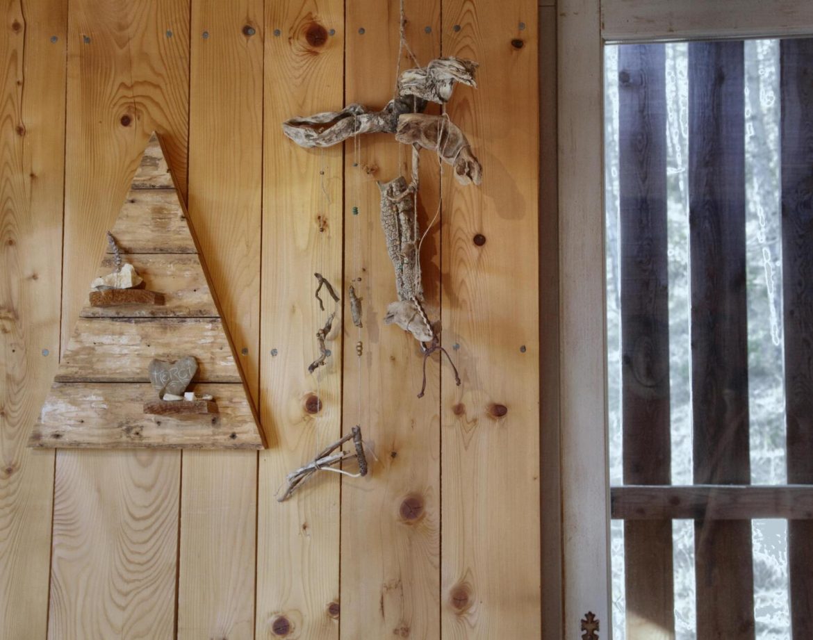 Hébergement insolite en bois avec décorations naturelles en Provence-Alpes-Côte dAzur.