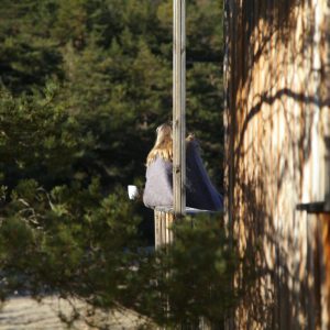 Cabane en bois en Provence-Alpes-Côte dAzur, vue sur la nature verdoyante.
