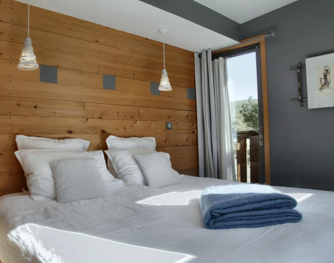 Chambre dhôtes moderne en bois, lumineuse avec vue sur la nature.