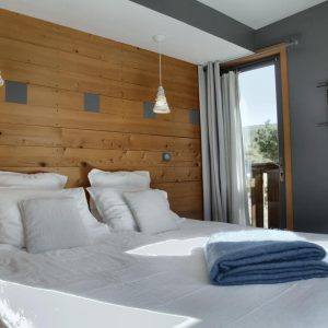 Chambre dhôtes moderne en bois, lumineuse avec vue sur la nature.