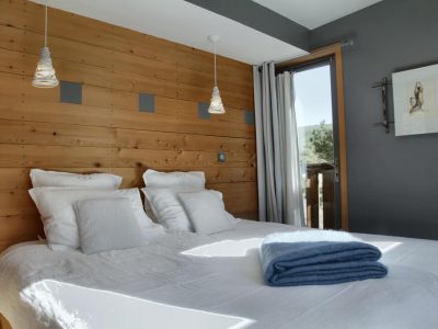 Chambre dhôtes moderne en bois, lumineuse avec vue sur la nature.