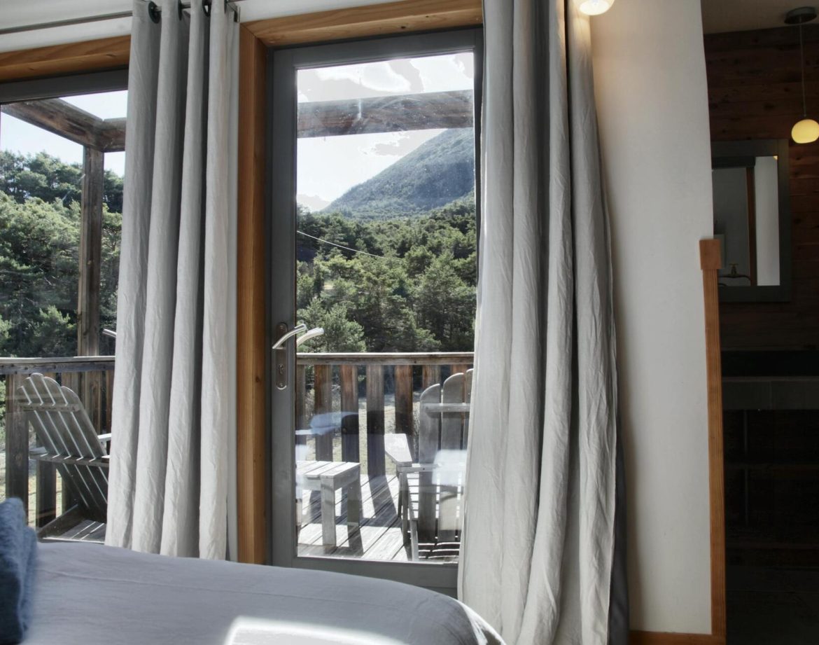 Chalet moderne avec vue sur la montagne et terrasse en bois à Provence-Alpes-Côte dAzur.