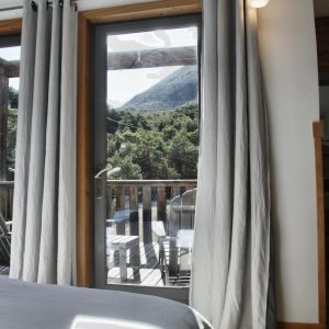 Chalet moderne avec vue sur la montagne et terrasse en bois à Provence-Alpes-Côte dAzur.
