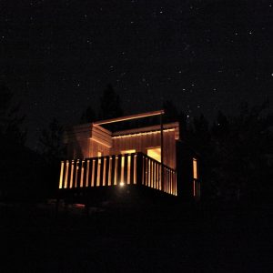 Cabane en bois éclairée sous un ciel étoilé en Provence-Alpes-Côte dAzur.
