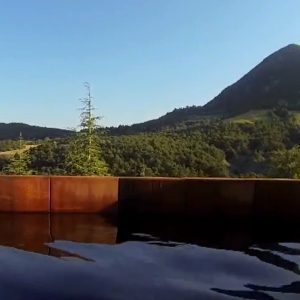 Hébergement insolite en Provence-Alpes-Côte dAzur, avec vue sur la montagne et piscine.