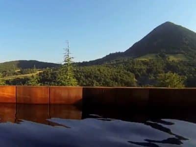 Hébergement insolite en Provence-Alpes-Côte dAzur, avec vue sur la montagne et piscine.