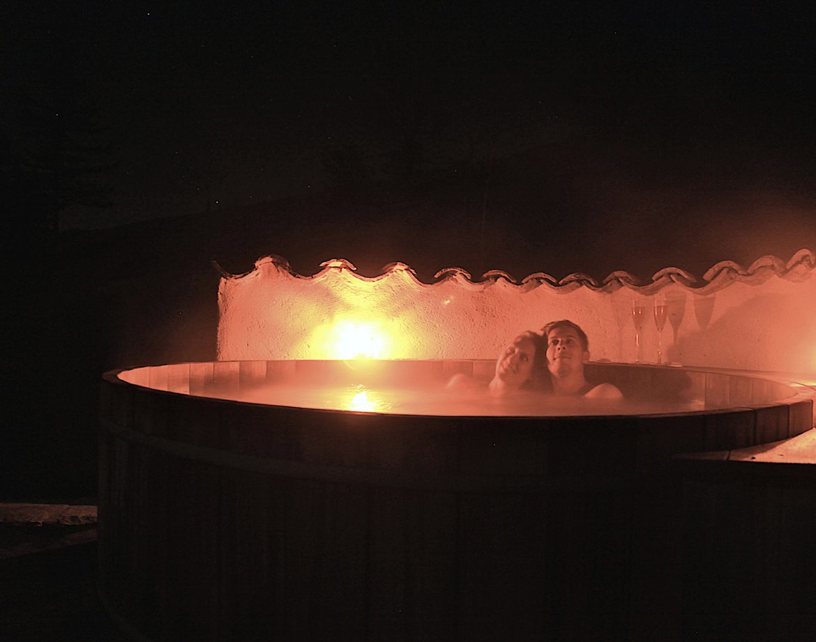 Hébergement insolite en Provence-Alpes-Côte dAzur avec jacuzzi sous les étoiles.