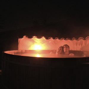 Hébergement insolite en Provence-Alpes-Côte dAzur avec jacuzzi sous les étoiles.