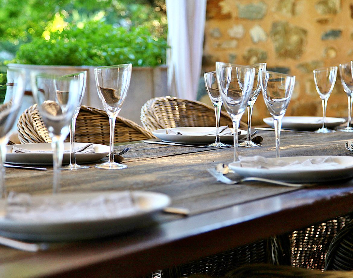 Table en bois avec vaisselle élégante, hébergement insolite en Provence-Alpes-Côte dAzur.