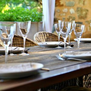 Table en bois avec vaisselle élégante, hébergement insolite en Provence-Alpes-Côte dAzur.