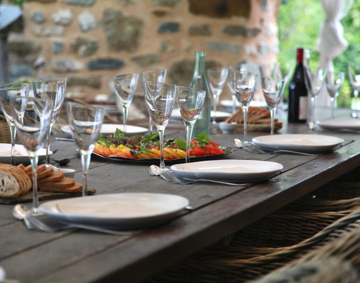 Table conviviale en extérieur, avec vaisselle élégante et plats colorés en Provence-Alpes-Côte