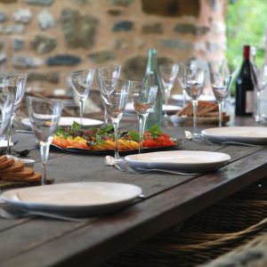 Table conviviale en extérieur, avec vaisselle élégante et plats colorés en Provence-Alpes-Côte