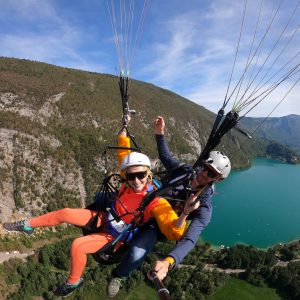 Hébergement insolite en Auvergne-Rhône-Alpes, vue panoramique sur le lac en parapente.