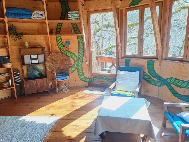 Hébergement insolite en bois à Limousin, avec des murs décorés de motifs naturels.
