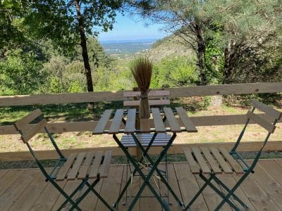 Hébergement insolite en Auvergne-Rhône-Alpes, avec terrasse et vue panoramique.