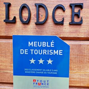 Lodge en bois classé 3 étoiles, idéal pour un séjour insolite en Auvergne-Rhône-Alpes.