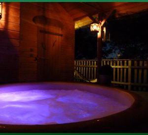 Hébergement insolite avec jacuzzi illuminé, ambiance chaleureuse et intime.