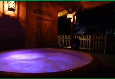 Hébergement insolite avec jacuzzi illuminé, ambiance chaleureuse et intime.