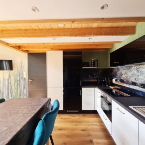 Hébergement insolite en Bourgogne-Franche-Comté, cuisine moderne avec poutres en bois.