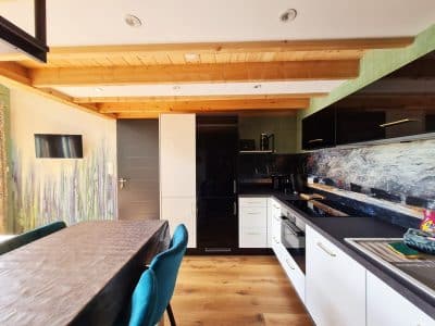 Hébergement insolite en Bourgogne-Franche-Comté, cuisine moderne avec poutres en bois.