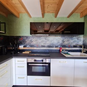 Hébergement insolite en Bourgogne-Franche-Comté, cuisine moderne avec poutres en bois.