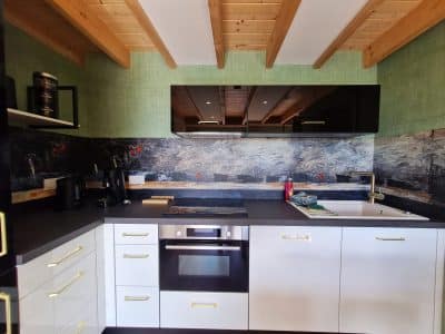 Hébergement insolite en Bourgogne-Franche-Comté, cuisine moderne avec poutres en bois.