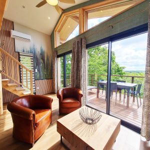 Hébergement insolite en Bourgogne-Franche-Comté, avec salon lumineux et vue sur la nature.