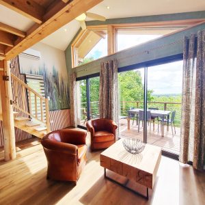 Hébergement insolite en bois avec vue panoramique et salon lumineux à Bourgogne-Franche-Comté.