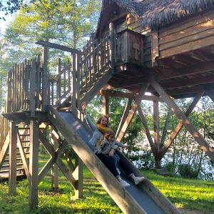 Cabane perchée en Auvergne-Rhône-Alpes avec toboggan et vue sur la nature.