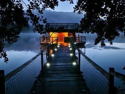 Cabane flottante en Auvergne-Rhône-Alpes, éclairage chaleureux au bord de leau.