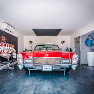 Hébergement insolite : chambre dans une voiture vintage, décor moderne et lumineux.