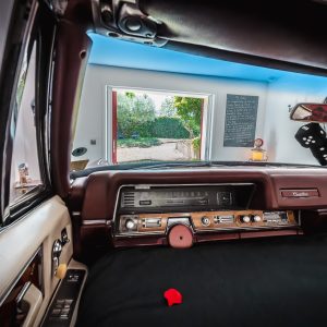 Hébergement insolite : chambre dans une voiture vintage avec vue sur le jardin.