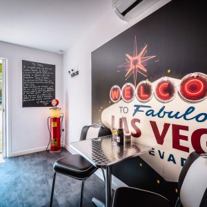 Hébergement insolite à Provence-Alpes-Côte dAzur, décor vintage avec mur Las Vegas.