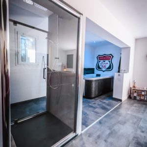 Hébergement insolite en Provence-Alpes-Côte dAzur avec salle de bain moderne et design.