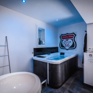 Hébergement insolite en Provence-Alpes-Côte dAzur avec jacuzzi moderne et décor vintage.