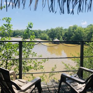 Hébergement insolite en Auvergne-Rhône-Alpes, avec vue sur le lac et chaises confortables.