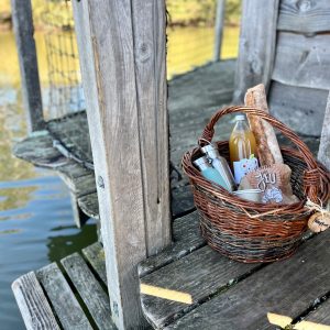 Panier gourmand sur une plateforme en bois au bord de leau en Auvergne-Rhône-Alpes.
