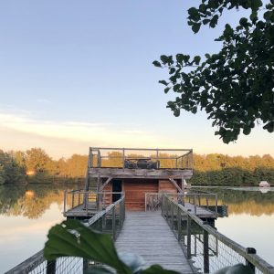 Cabane flottante en Auvergne-Rhône-Alpes, avec terrasse sur pilotis sur leau.